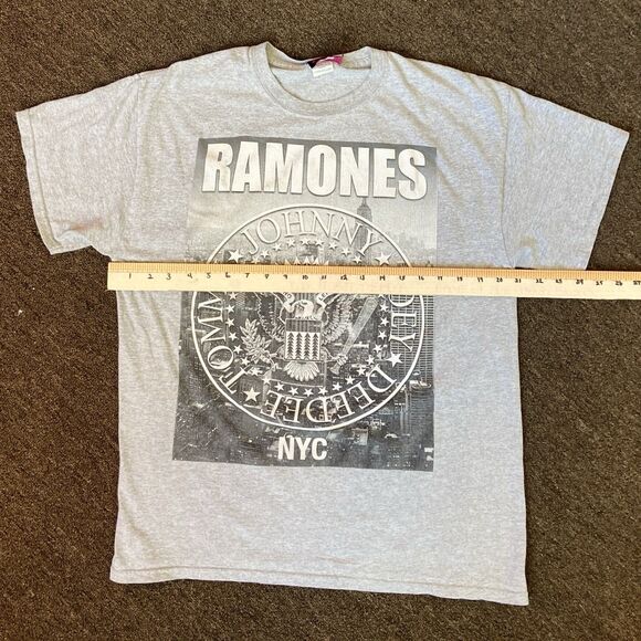 VTG Ramones Unisex Y2K Gray Presidential Grunge T Shirt Size Medium NYC Skyline - Picture 6 of 9